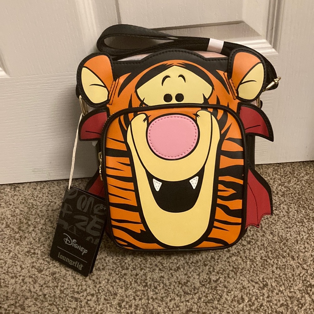 Loungefly Tigger crossbody bag purse passport cosplay glow in the dark NWT